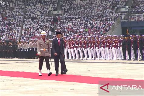 Jalan Kaki Cek Pasukan Polri Di Gbk Jokowi Memang Cukup Jauh Tetapi