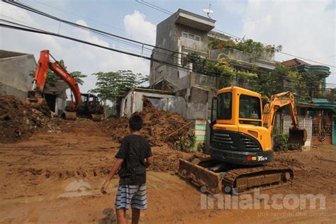 Bersihkan Lumpur Sisa Banjir Di Pondok Gede Permai