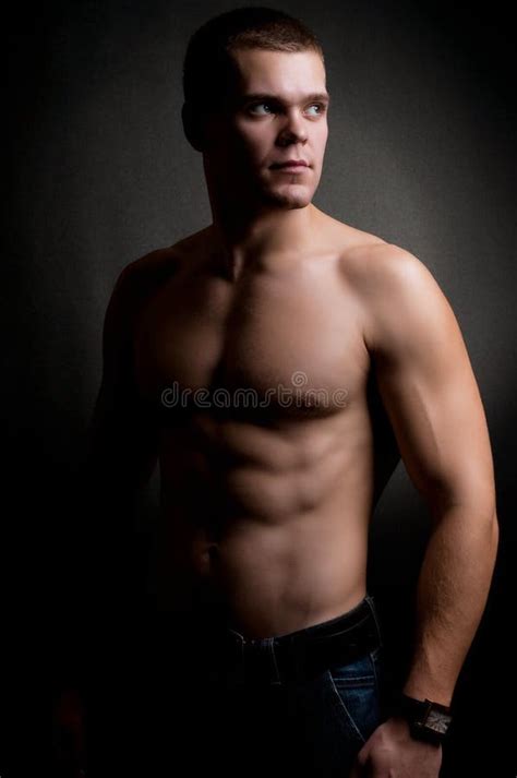 Portr T Des Jungen Bodybuildermannes Stockbild Bild Von Blond