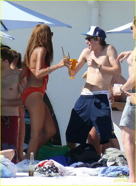 One Direction S Niall Horan Shirtless At The Pool Photo