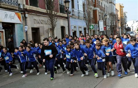 Carrera por Níger de alumnos del Sagrado Corazón por la peatonal de Ribadeo