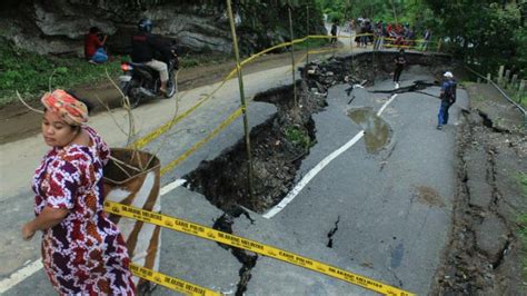 Foto Jalan Trans Sulawesi Terbelah Dua Akibat Longsor