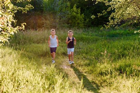 Deux Gar Ons Gay Courus Par Le Parc Dans Le Windlight Durant L T Image Stock Image Du