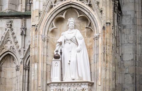 King Charles Has Unveiled a Larger-Than-Life Statue of Queen Elizabeth ...