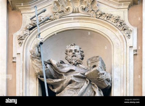 Estatua de San Juan de Matha en la fachada de la iglesia de Santissima ...