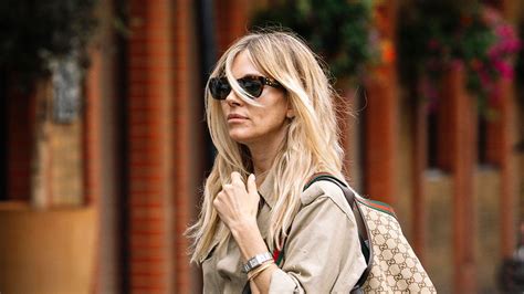 Carrie Bradshaw S Best Ever Outfits From Her Infamous Wedding Gown To The Naked Dress Woman