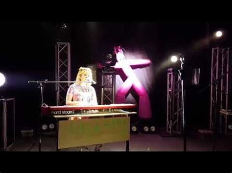Монеточка – Мама я не зигую Краснодар 21 09 18 - YouTube