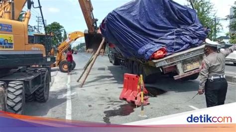 Truk Muat Besi Miring Di Lamongan Arus Lalin Sempat Macet 1 Km