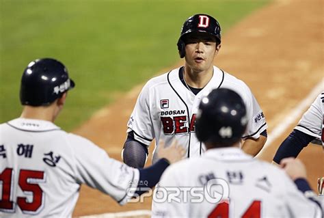 두산 김재환 역전 스리런 니퍼트 20승 불씨 당겼다 스포츠q큐