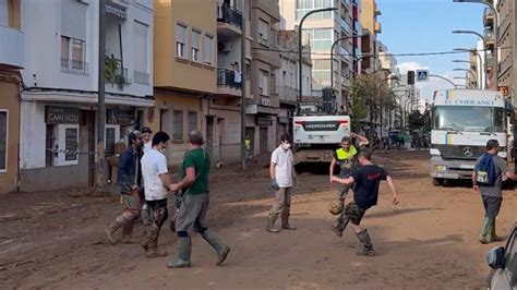 Rosalía visita a los damnificados por la DANA en Valencia junto al