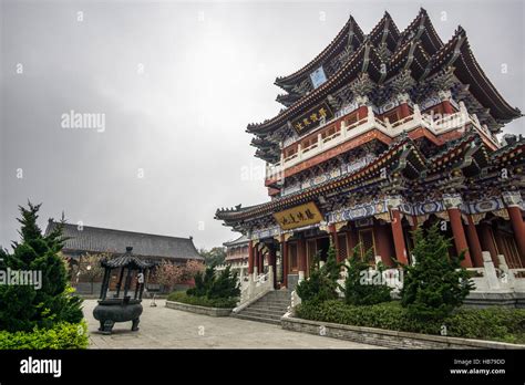 tianmen mountain temple architecture Stock Photo - Alamy