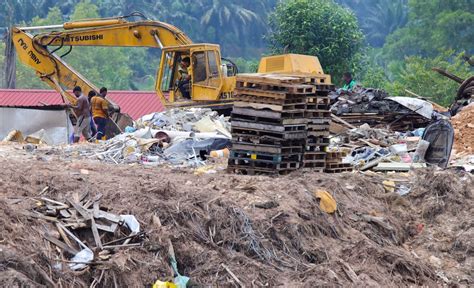 13 000 Penduduk Resah Bau Busuk Tapak Lupus Sampah Pinggir Sungai