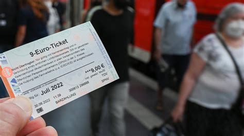 Das ändert sich im August Giftstoffe 9 Euro Ticket Gehalt Bafög WELT