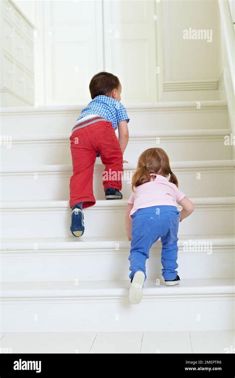 Ni O Y Ni A Subiendo Escaleras A Os Fotograf A De Stock Alamy