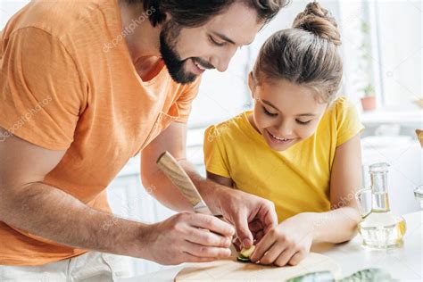 Padre E Hija Tallando Pepino Mientras Cocinan Juntos En Casa 2022