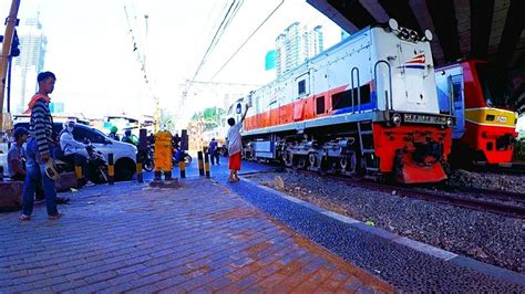 Momen Langka KLB REL Kosongan Perlintasan Kereta Api KRL Karet YouTube