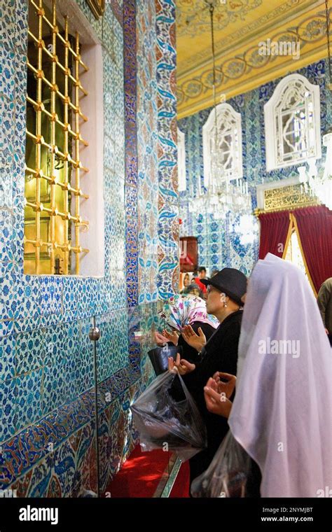 Eyup Sultan Mosque People Praying In Tomb Of Eyup Sultan Ayyub Al