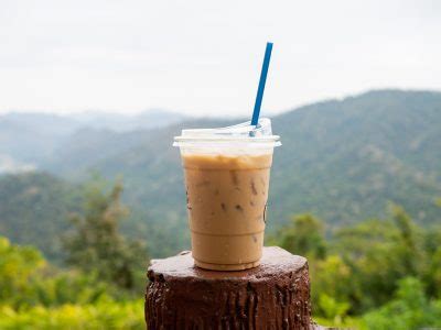 Um Copo De Caf Gelado Colocado Em Cima Do Muro Em Um Cen Rio De