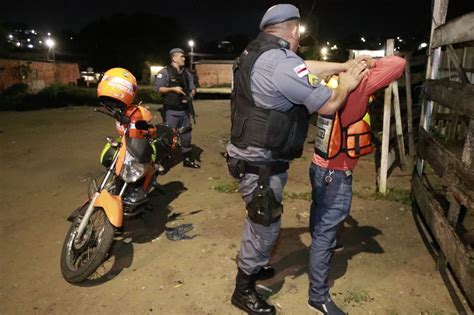 Três são presos e drogas armas e carro roubado são apreendidos durante