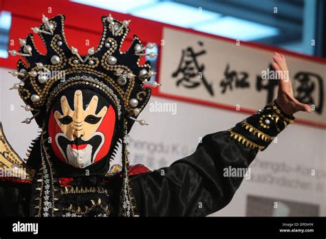 Face Changing Sichuan Opera Hi Res Stock Photography And Images Alamy