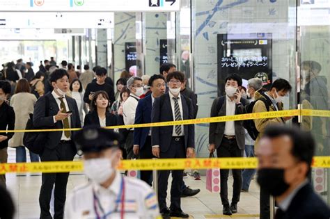 規制線が張られたjr博多駅構内＝9日午後2時15分、福岡市博多区（撮影・星野楽） 博多駅構内のトイレに不審物 警察が回収、3時間立ち入り