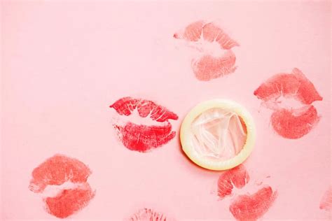 Cách dùng bao cao su miệng cho trải nghiệm oral sex an toàn