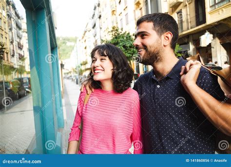 Pares De Compra Felizes E Atrativos Foto De Stock Imagem De Povos