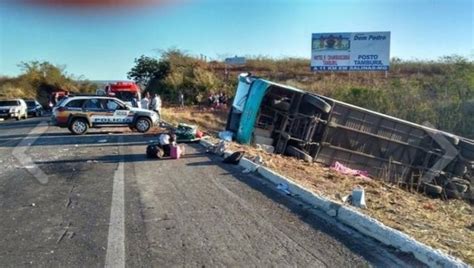 Al menos ocho muertos y 17 heridos tras un accidente de autobús en el