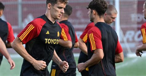 Trigoria Llorente Si Allena Con Il Gruppo Out Smalling E Renato