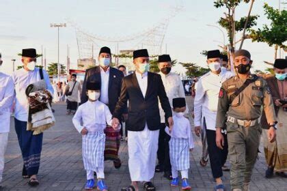 Di Masjid Kubah 99 Asmaul Husna Gubernur Sulsel Warga Salat Ied