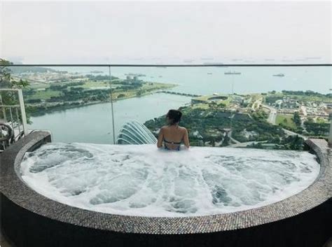 Foto Seksi Aura Kasih Pakai Bikini Tidak Kalah Dari Antonela Roccuzzo Okezone Bola