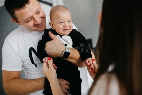 Retrato De Una Familia Feliz Con Un Peque O Beb Foto De Archivo