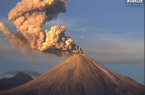 Investigadores Sobrevuelan El Volcán De Fuego De Colima Televisa News