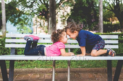 ベンチで遊ぶ2人の子供 [178328653]の写真素材 アフロ