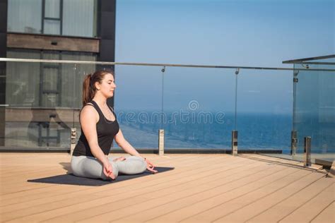 Mujer Del Deporte Que Hace Estirando Ejercicio De La Yoga En El Tejado