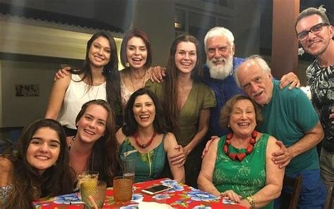 Nicette Bruno Ganha Festa Surpresa Para Celebrar Anos E Se Emociona