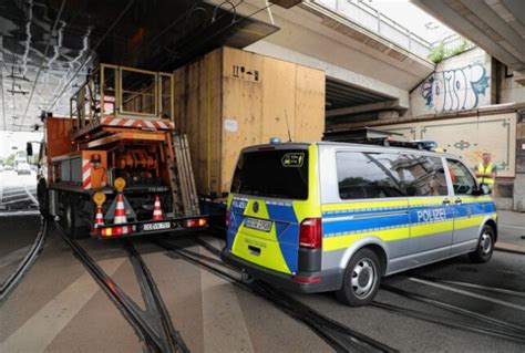 Lkw Bleibt Unter Br Cke Stecken Massive Verkehrsbehinderungen