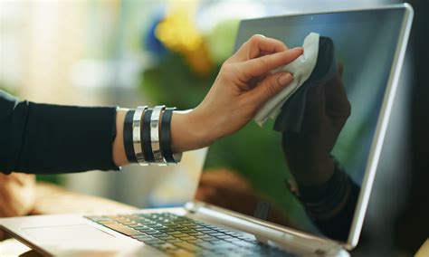 How to Clean Your Laptop Screen without Damaging It | Beebom