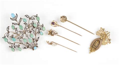 Lot - A collection of antique brooches and pins