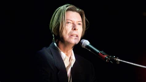 David Bowie chante Cant Help Thinking About Me dans une vidéo