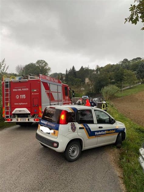 Macerata Camion Si Ribalta In Curva E Travolge Un Auto Intervengono I