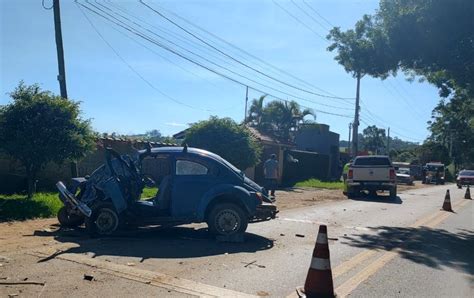 Homem morre após Fusca ser atingido por caminhonete na contramão