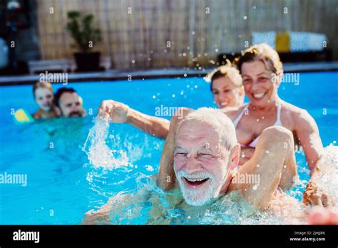 Familia De Varias Generaciones Divirti Ndose Y Disfrutando Nadando En