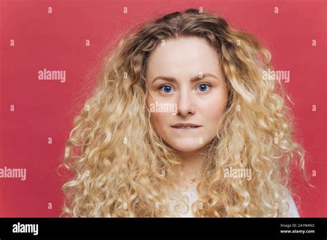 T Te De Belle Femme Blonde Fris E Aux Yeux Bleus Peau Saine Morsure La L Vre Inf Rieure