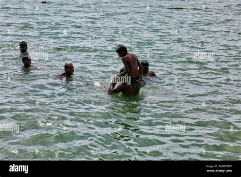 Les D Vot S Hindous Tamouls Pient Un Plongeon Dans L Eau Du R Servoir D