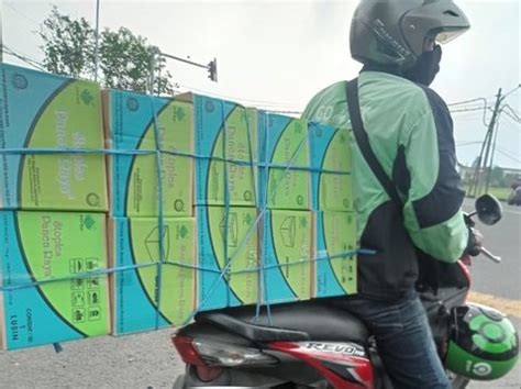 10 Potret Perjuangan Ojol Antar Orderan Angkut Barang Super Besar Dan