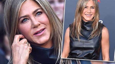 Jennifer Aniston w skórzanej mini lśni jak brylant na imprezie Bradowi