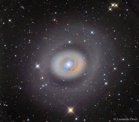 El Sofista M94 Una Galaxia Con Brotes De Formación Estelar