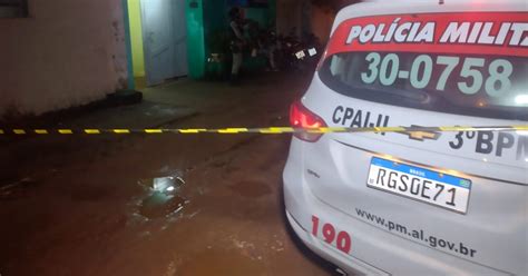 Vídeo Criminosos encapuzados invadem casa e matam homem em Arapiraca