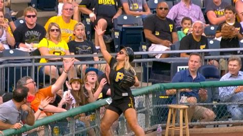 Ballgirl Makes A Great Barehanded Snag Youtube